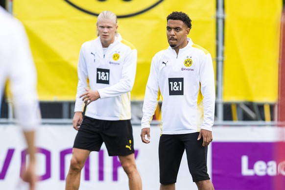 Fußball: 1. Bundesliga, Saison 2021/2022, Trainingslager von Borussia Dortmund am 27.07.2021 in Bad Ragaz (Schweiz). v.l. Erling Braut Haaland, Donyell Malen bei seinem ersten Training