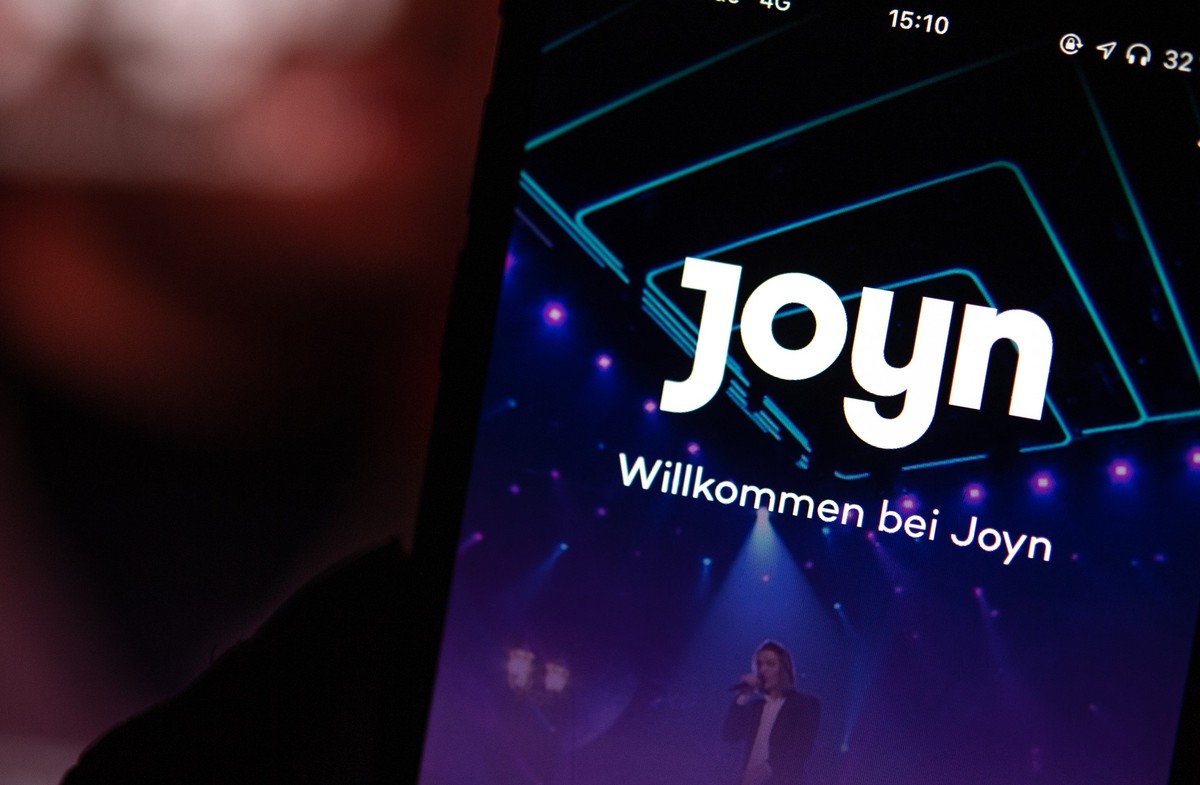 ARCHIV - 21.06.2019, Baden-W�rttemberg, Stuttgart: Auf dem Bildschirm eines iPhones wird die App der Streaming-Plattform Joyn angezeigt. Der Fernsehkonzern ProSiebenSat.1 will die Streaming-Plattform  ...