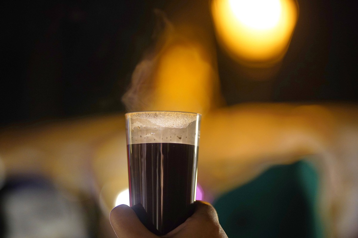 Hei�er Kakao im Mehrwegbecher - Der Alt-Rixdorfer Weihnachtsmarkt am Richardplatz im Berliner Bezirk Neuk�lln bietet eine besondere Atmosph�re: Nur karitative und gemeinn�tzige Organisationen pr�senti ...
