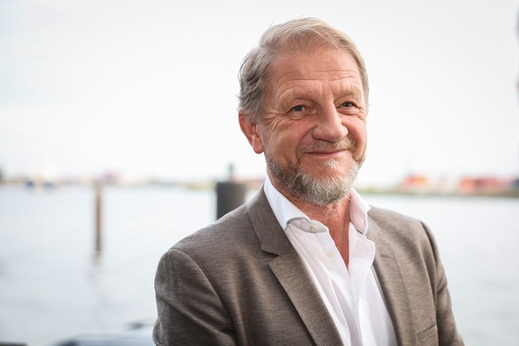 27.04.2023, Hamburg: Sönke Wortmann, Regisseur, kommt zur Verleihung des Jupiter Award 2023. Zum 45. Mal vergaben die Zeitschriften &quot;TV Spielfilm&quot; und &quot;Cinema&quot; den Publikumspreis f ...