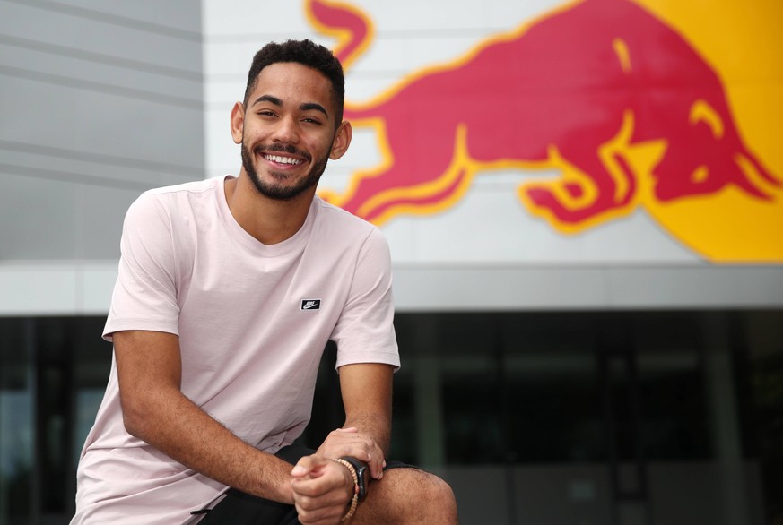 RB Leipzig - Neuzugang Cunha / Fussball Bundesliga Leipzig, 11.07.2018, RBL Akademie, Fussball, 1.Bundesliga , RB Leipzig - PK mit Neuzugang Matheus Cunha. , Im Bild: Matheus Cunha vor dem Red Bull Lo ...