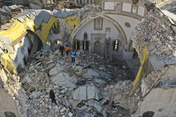 ARCHIV - 11.02.2023, Türkei, Antakya: Überreste einer Moschee, die bei dem Erdbeben eingestürzt ist. Das Beben vor einem Monat in der Türkei und Syrien hat Zehntausende obdachlos gemacht und vertriebe ...