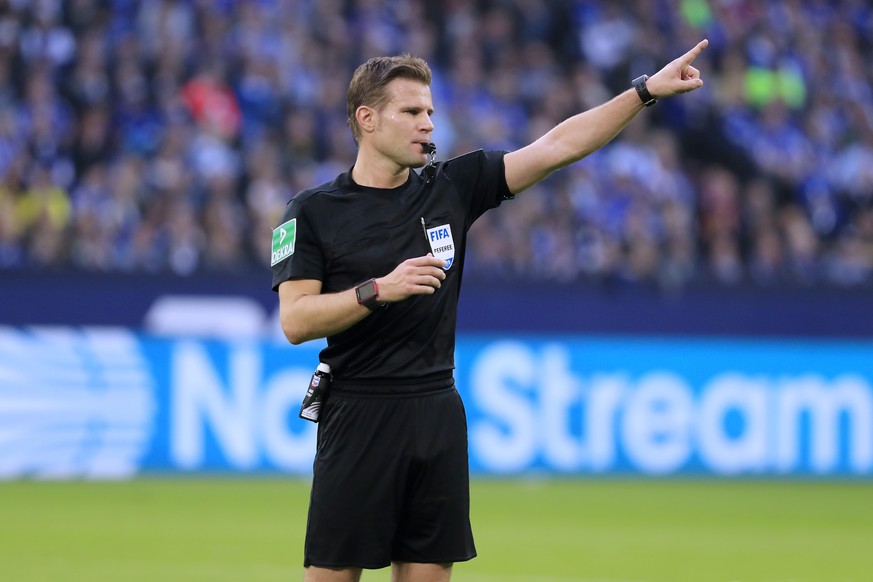 BRYCH Felix Schiedsrichter DFL Fussball Bundesliga Saison 2019-2020 Spiel FC Schalke 04 - Borussia Dortmund 0 : 0 am 26. 10. 2019 in Gelsenkirchen *** BRYCH Felix referee DFL soccer Bundesliga season  ...