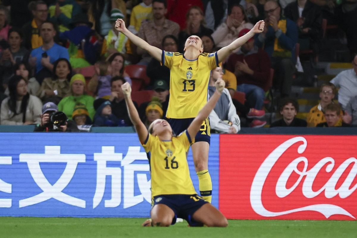 19.08.2023, Australien, Brisbane: Fußball, Frauen: WM, Schweden - Australien, Finalrunde, Spiel um Platz 3: Amanda Ilestedt (hinten) und Filippa Angeldal von Schweden feiern nach dem Sieg. Foto: Terti ...