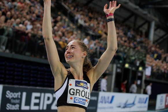 Laura Gröll bejubelt ihre Goldmedaille bei den Hallenmeisterschaften 2020. Im linken Ohr: Zwei Glitzerstecker. 