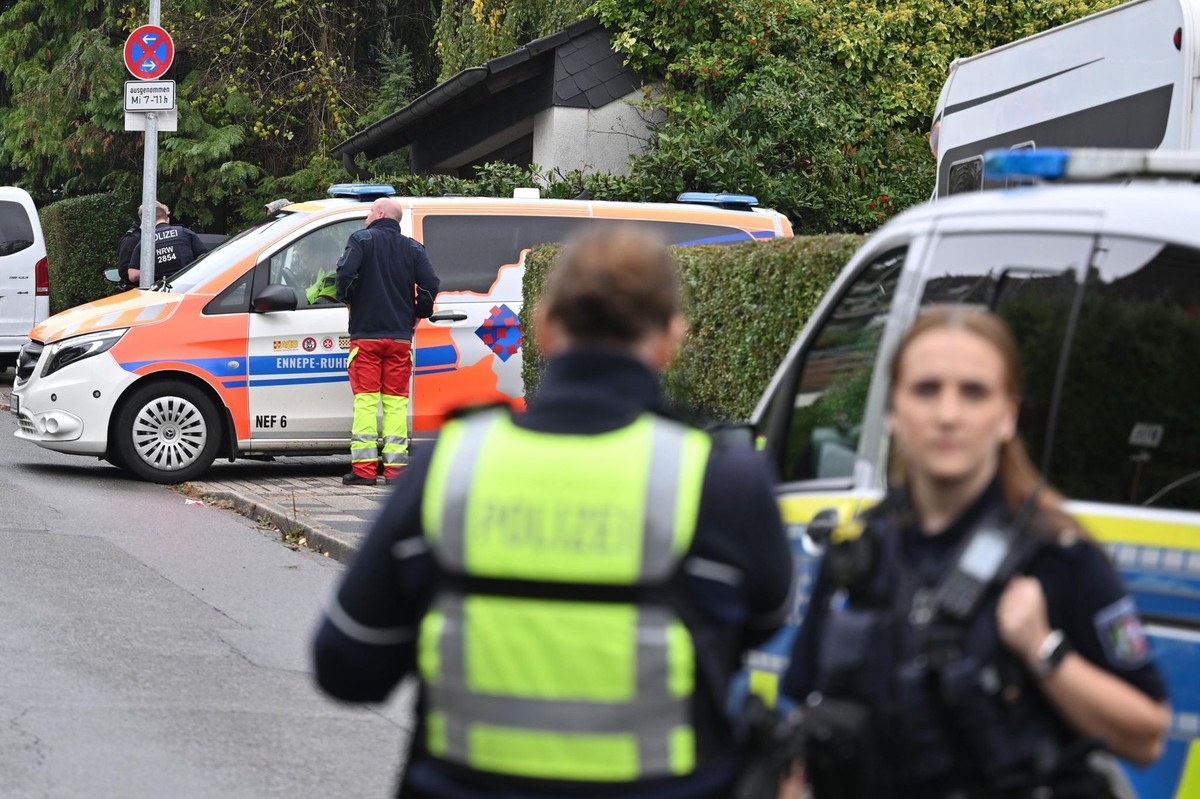 07.10.2025, Nordrhein-Westfalen, Herdecke: Polizei und Rettungsdienst stehen auf einer Stra