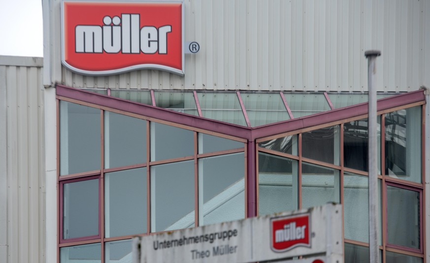 Am Stammsitz der Unternehmensgruppe Theo Müller hängt ein Firmenlogo an der Fassade. Zu dem Unternehmen gehören unter anderem die Marken Müllermilch und Weihenstephan.