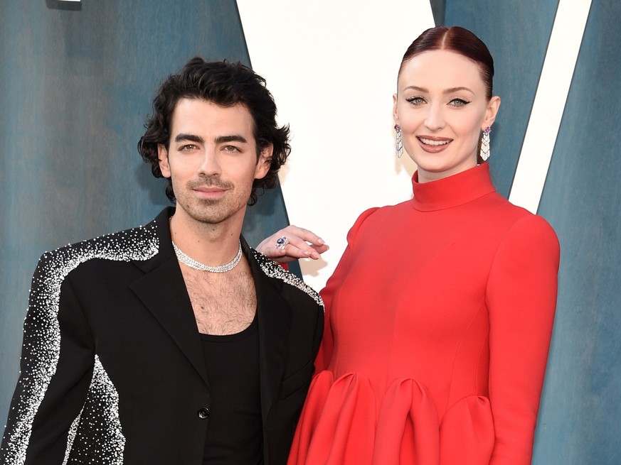 ARCHIV - 28.03.2022, USA, Beverly Hills: Joe Jonas, US-Musiker, und seine damalige Frau Sophie Turner kommen zur 94. Verleihung der Academy Awards in Hollywood. (zu dpa «Sorgerechtsstreit von Sophie T ...