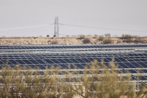 Parque de energía solar en España ANDORRA, ESPAÑA - 16 DE FEBRERO: Una central fotovoltaica en Teruel, Aragón, una de las cinco regiones de España que producen más energía procedente de fuentes renovables de la que consumen. ..