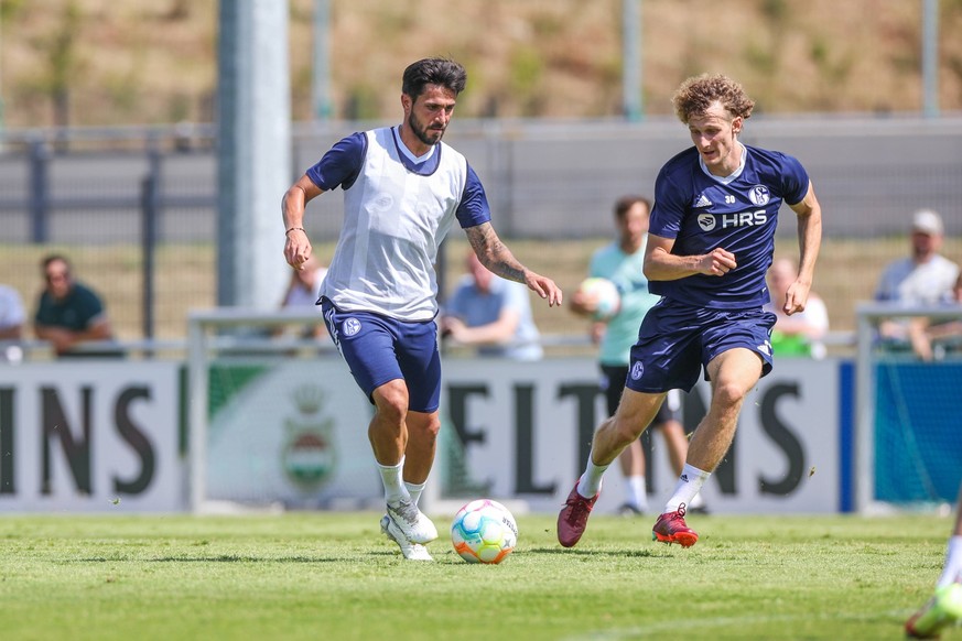 04.08.2022, Fussball, Saison 2022/2023, 1. Bundesliga, Training FC Schalke 04, v. l. Danny Latza FC Schalke 04, Alex Kral FC Schalke 04 Foto: RHR-FOTO Gelsenkirchen NRW Deutschland xRHR-FOTO/TRx *** 0 ...