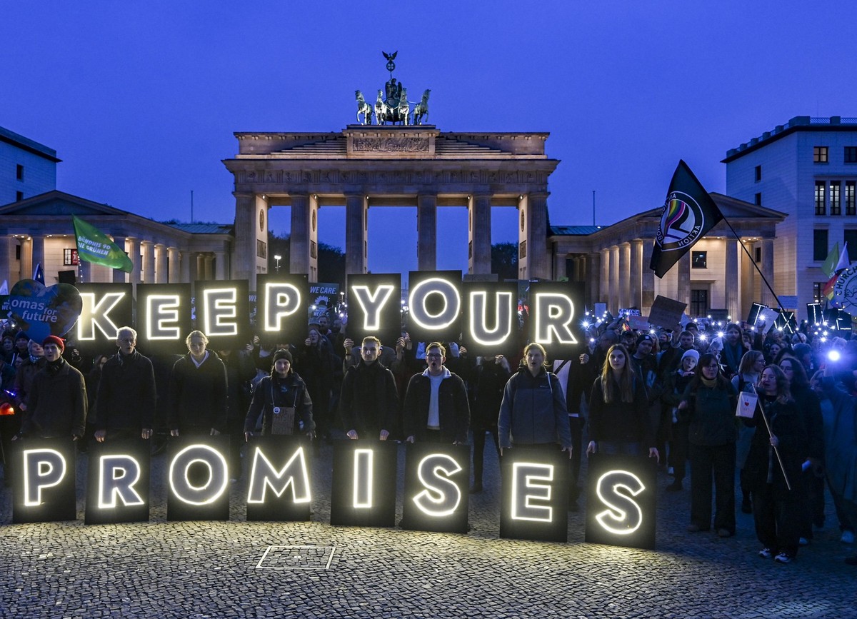 14.11.2025, Berlin: Bei einer Demonstration der Klimabewegung Fridays for Future zur Weltklimakonferenz COP30 am Brandenburger Tor ist der LED-Schriftzug &quot;Keep Your Promises&quot; zu sehen. Es fi ...