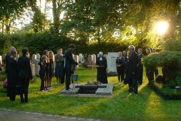 Emmas Beerdigung im Morgengrauen, Mischko (Tom Beck) steht am Grab.Die Verwendung des sendungsbezogenen Materials ist nur mit dem Hinweis und Verlinkung auf RTL+ gestattet.