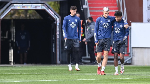 Nico Schlotterbeck (Mitte) und Karim Adeyemi (r.) beim Training der Nationalmannschaft in Hamburg.