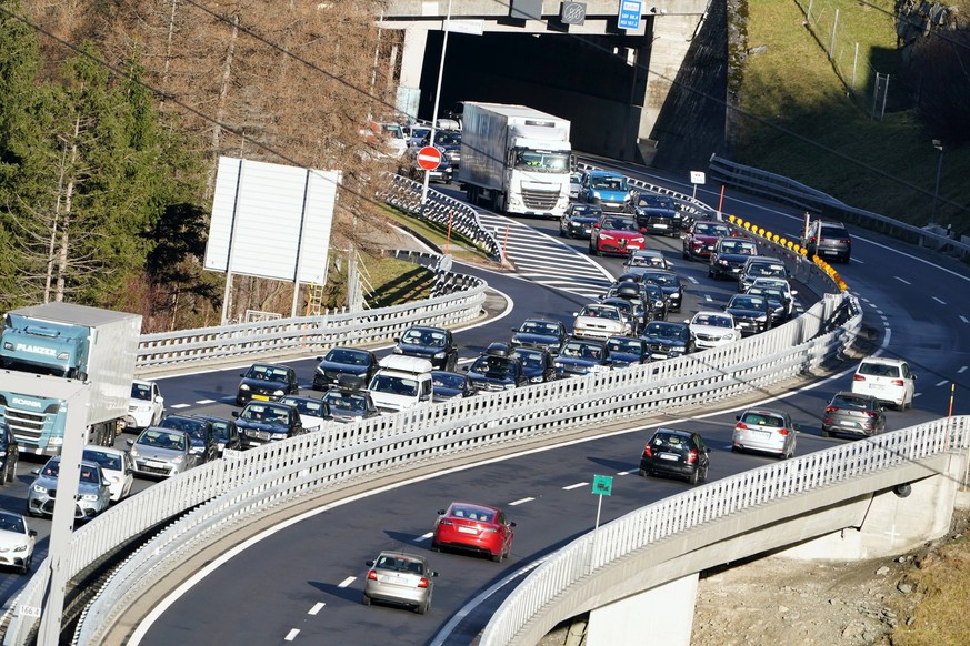 Foto Manuel Geisser Samstag 23.12.2023 Wassen, Schweiz. ,Natur,Stau,Verkehr,Autobahn. Bild : Bild : Weihnachts - Stau auf der Gotthardautobahn A 2 *** Photo Manuel Geisser Saturday 23 12 2023 Wassen,  ...