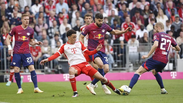 20.05.2023, FC Bayern Muenchen vs RB Leipzig, Allianz Arena Muenchen, Fussball, im Bild: Marcel Halstenberg RB Leipzig, Jamal Musiala FC Bayern Muenchen, Josko Gvardiol RB Leipzig, Thomas Mueller FC B ...