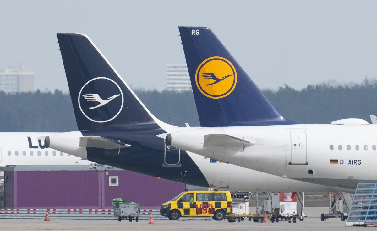 ARCHIV - 12.03.2024, Hessen, Frankfurt/Main: Passagiermaschinen der Lufthansa stehen auf dem Rollfeld auf dem Flughafen Frankfurt. (zu dpa: «Urabstimmung über unbefristete Streiks bei Lufthansa gestar ...