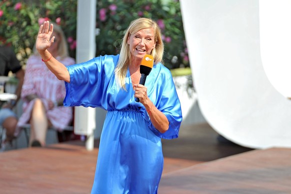 ZDF - Fernsehgarten. Moderatorin Andrea Kiwi Kiewel während der ZDF - Unterhaltungsshow Fernsehgarten am 14.08.2022 in Mainz. 20220814MWI38762 *** ZDF Fernsehgarten host Andrea Kiwi Kiewel during the  ...