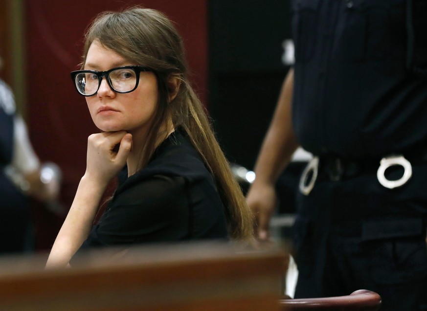 ARCHIV - 25.04.2019, USA, New York: Anna Sorokin, verurteilte Hochstaplerin aus Deutschland, sitzt in einem Gerichtssaal. Jetzt ist ihre Geschichte verfilmt worden. Die True-Crime-Serie