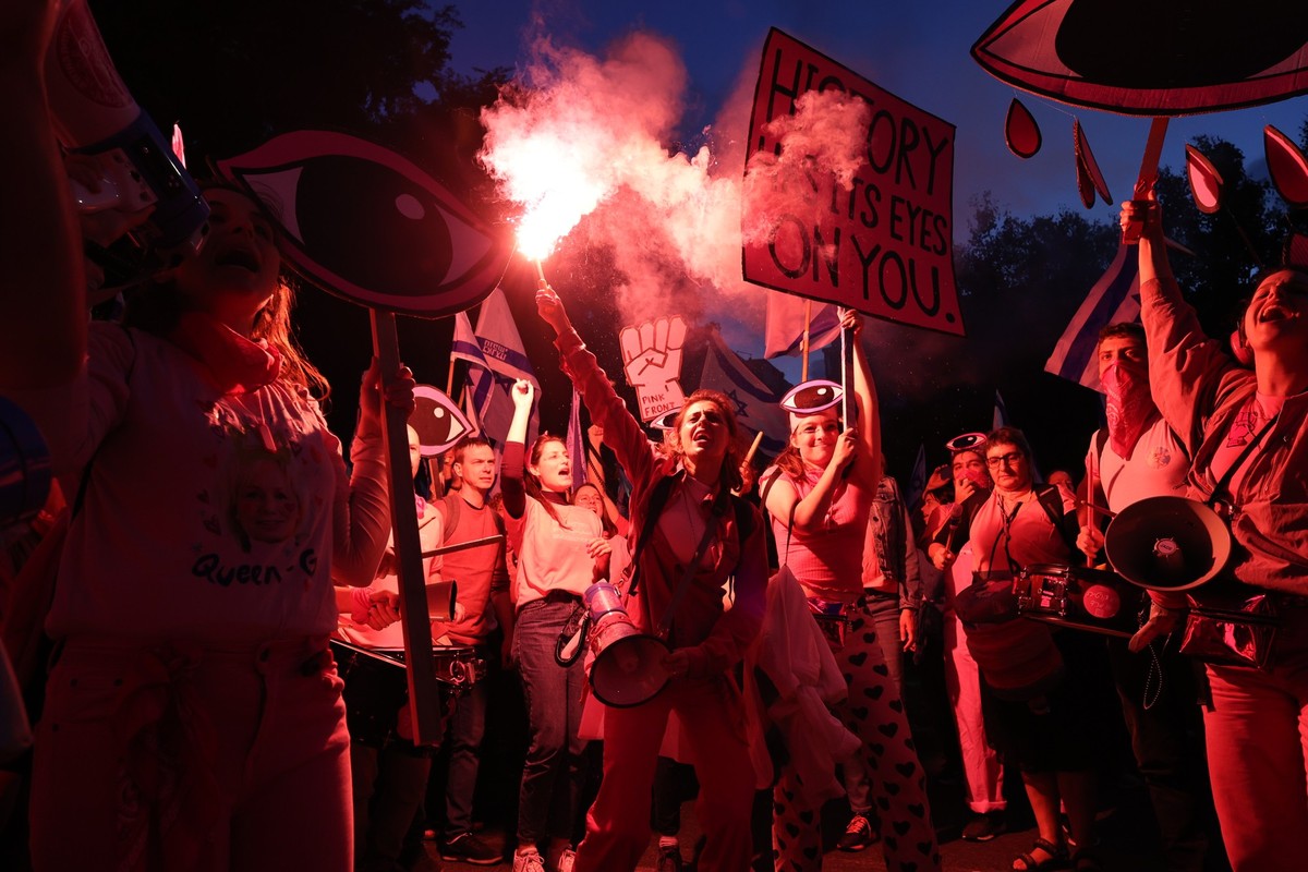 29.04.2023, Israel, Tel-Aviv: Demonstranten rufen Slogans und z�nden Fackeln w�hrend einer Demonstration gegen die israelische Regierung. Mehr als 160 000 Menschen haben am Samstagabend nach Medienber ...