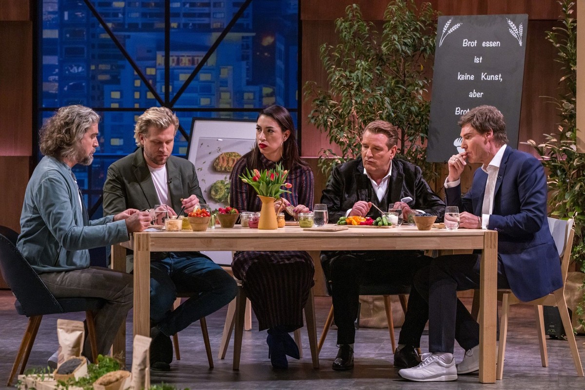 Die &quot;Löwen&quot; (v.l.) Nils Glagau, Tillman Schulz, Tijen Onaran, Ralf Dümmel und Carsten Maschmeyer unterziehen die Brotbackmischungen von &quot;Loggä&quot; direkt einem Geschmackstest.

Die Ve ...