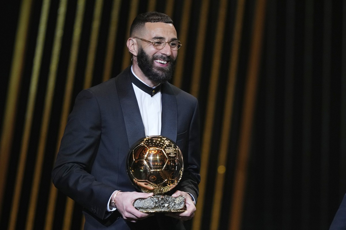 17.10.2022, Frankreich, Paris: Karim Benzema von Real Madrid h�lt die Ballon d'Or-Troph�e w�hrend der 66. Verleihung des Ballon d'Or. Die Auszeichnungen werden von der franz�sischen Sportzei ...