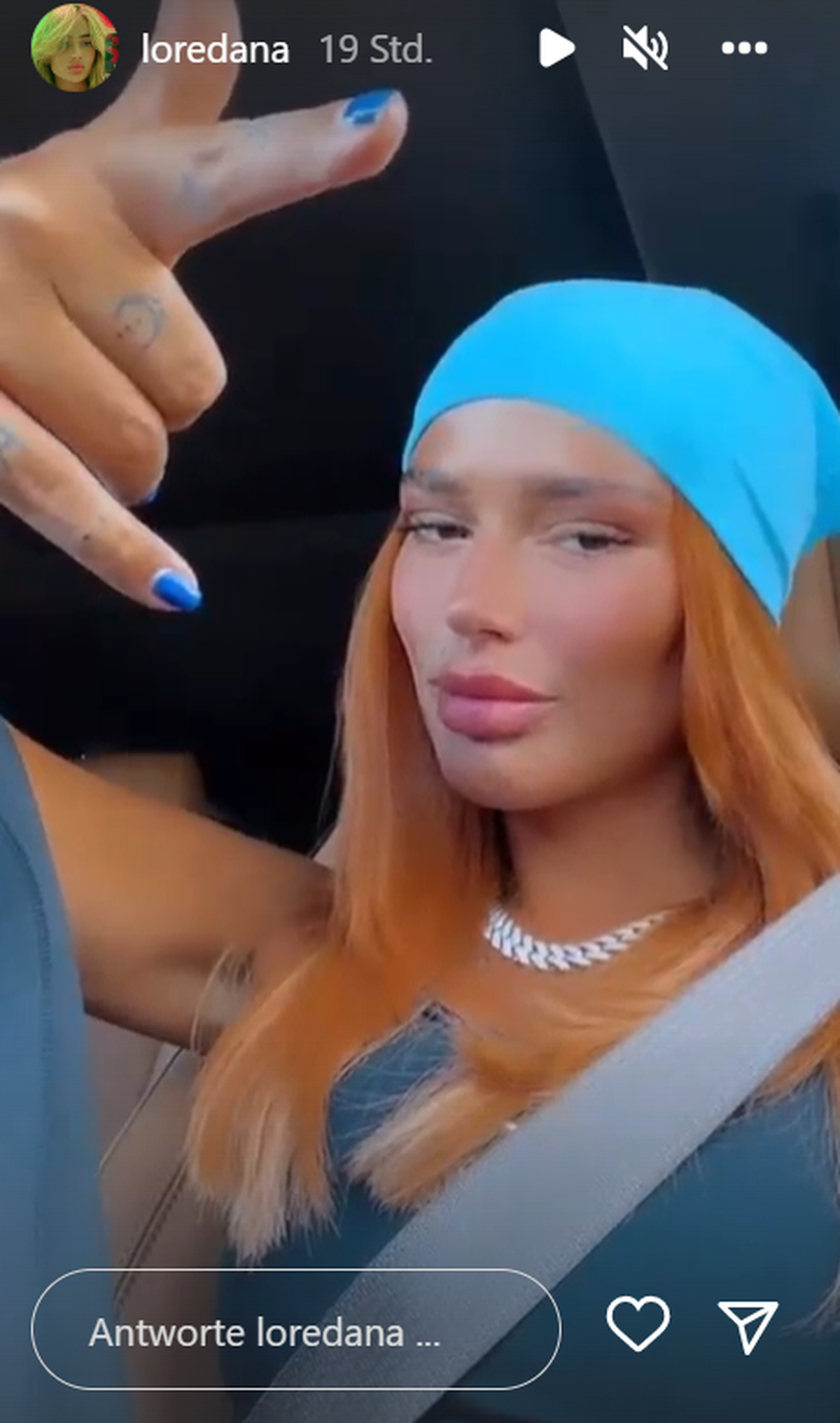Auf Instagram zeigte sich Rapperin Loredana mit ihren neuen roten Haaren.