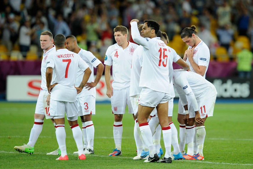 Enttaeuschung nach verlorenem Elfmeterschiessen bei England. Wayne ROONEY (ENG), Theo WALCOTT (ENG), Ashley COLE (ENG), Steven GERRAD (ENG), Joleon LESCOTT (ENG),(von links) sind nach dem Ausscheiden  ...