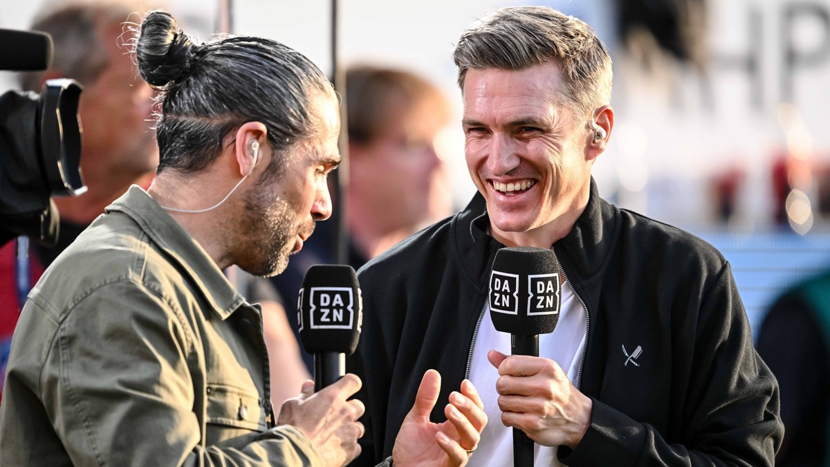ARCHIV - 02.05.2025, Baden-Württemberg, Heidenheim: Fußball: Bundesliga, 1. FC Heidenheim - VfL Bochum, 32. Spieltag, Voith-Arena. Moderator Daniel Herzog. (l) und Tobias Schweinsteiger (r) unterhalte ...