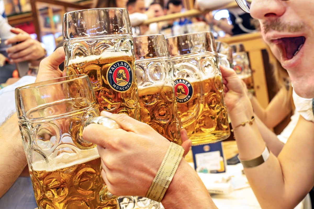 Wiesnbesucher stoßen im Paulaner-Festzelt mit ihrer Maß Bier an, Oktoberfest, München, September 2024 Deutschland, München, September 2024, Wiesnbesucher stoßen im Paulanerzelt mit ihrer Maß Bier an, ...