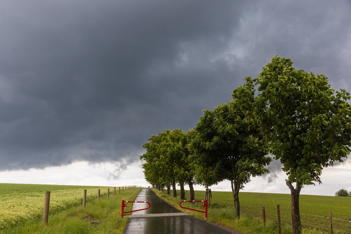 Unwetterhimmel Starke Regenschauer und Gewitter ziehen �ber Possendorf im Osterzgebirge. Possendorf Sachsen Deutschland *** Stormy skies Heavy rain showers and thunderstorms move over Possendorf in th ...