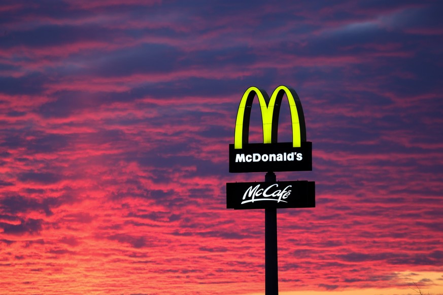 ARCHIV - 30.11.2020, Thüringen, Gera: Der Abendhimmel leuchtet achter een McDonald's-logo.  (uit dpa: «McDonald's welvaart met Störung - Probleme auch in Deutschland») Foto: Jan Woitas/dpa- ...