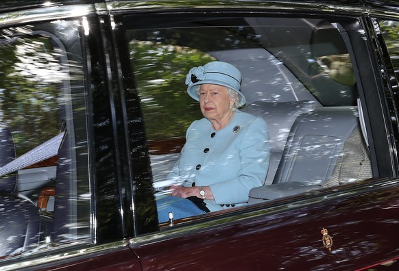 ARCHIV - 08.09.2019, Schottland, Crathie: K�nigin Elizabeth II. sitzt in einer Limousine nach ihrem Besuch des Sonntagsgottesdienstes in Crathie Kirk bei Balmoral in Schottland. (zu dpa Queen startet  ...