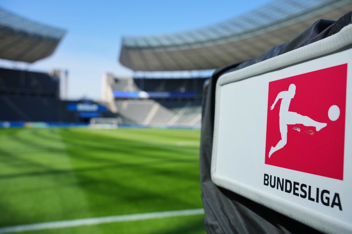 ARCHIV - 22.04.2023, Berlin: Fußball: Bundesliga, Hertha BSC - Werder Bremen, 29. Spieltag, Olympiastadion, eine TV-Kamera mit dem Bundesliga-Logo steht vor dem Spiel hinter dem Tor in der Ostkurve. D ...