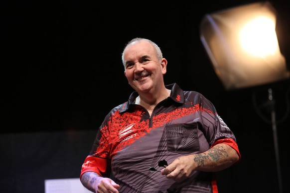 Phil Taylor lacht 1. Siegerlaender Dart Night, am 31.08.2018 in Siegen/Deutschland. *** Phil Taylor laughs 1 winner Dart Night on 31 08 2018 in Siegen Germany