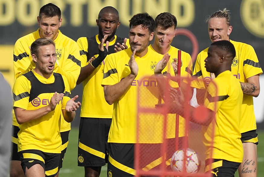 Dortmund&#039;s Felix Passlack, Niklas Suele, Anthony Modeste, Mats Hummels, Thomas Meunier, Youssoufa Moukoko and Marius Wolf, from left, clap hands during the final training session prior the Champi ...