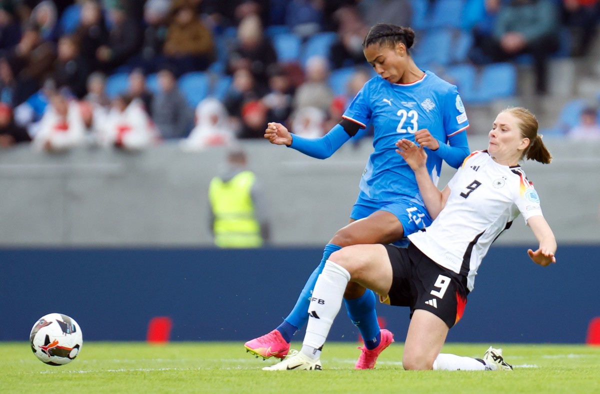 12.07.2024, Island, Reykjavik: Fu�ball, Frauen, EM-Qualifikation, Island - Deutschland, Liga A, Gruppe 4, Spieltag 5. Sveindis Jane Jonsdottir (l) aus Island gegen Sjoeke N�sken aus Deutschland. Foto: ...