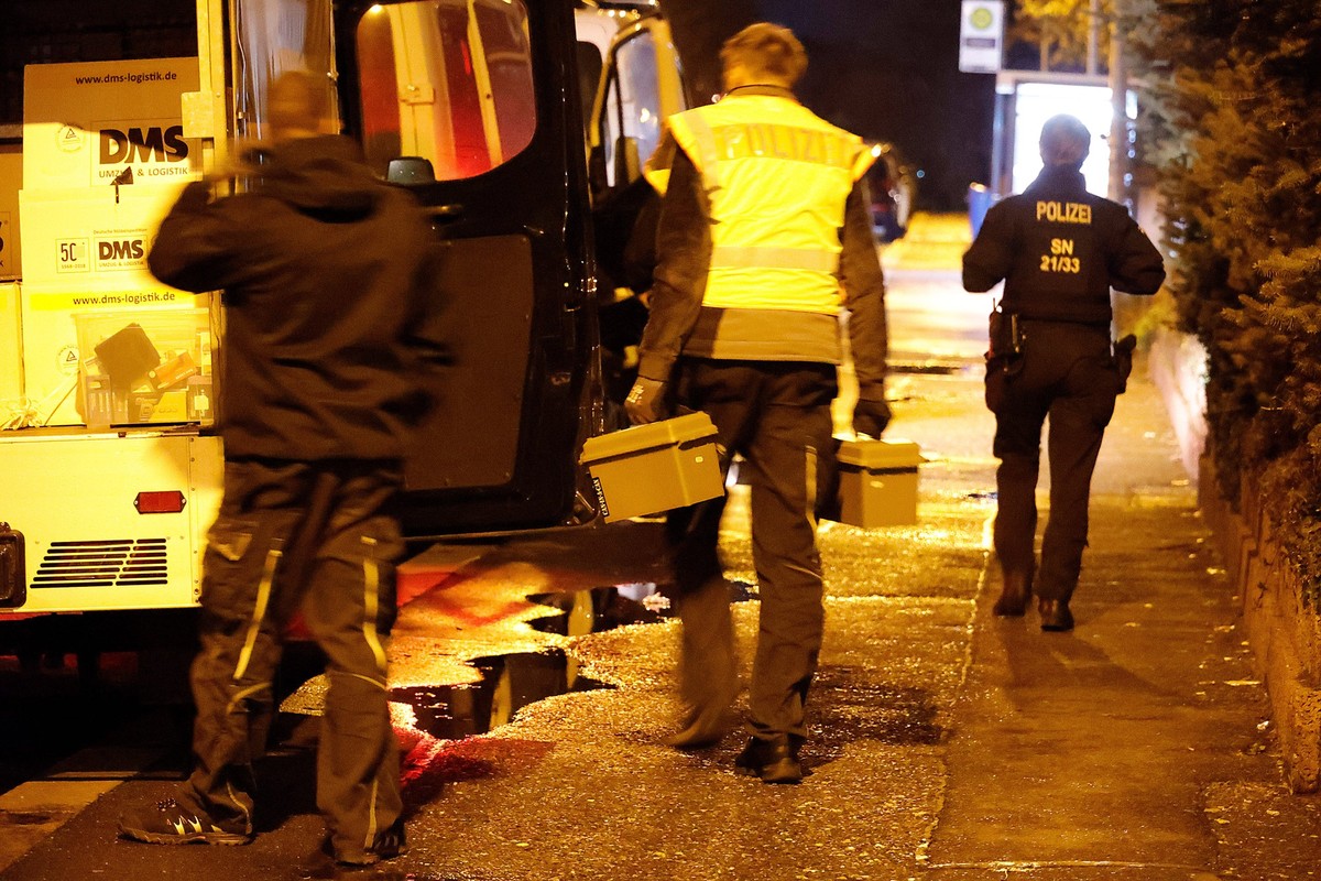 BKA_Razzia_Durchsuchung 07.12.2022, Chemnitz, Frankenberger Stra�e, Durchsuchung durch Landespolizei und BKA, Kisten mit Material und Computer werden auf Kleintransporter verladen. Zusammenhang mit de ...