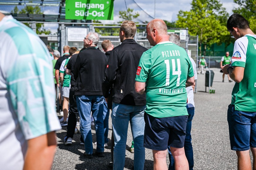 GER, VfL Wolfsburg vs. SV Werder Bremen / 06.08.2022, Volkswagen Arena , Wolfsburg , GER, VfL Wolfsburg vs. SV Werder Bremen im Bild / picture shows Schlange stehen beim Einlass in den G