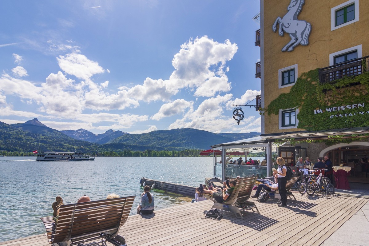 Lake Wolfgang Wolfgangsee, passenger ship, square Uferplatz, hotel Im Weissen Rössl St. Wolfgang im Salzkammergut Salzkammergut Oberösterreich, Upper Austria Austria