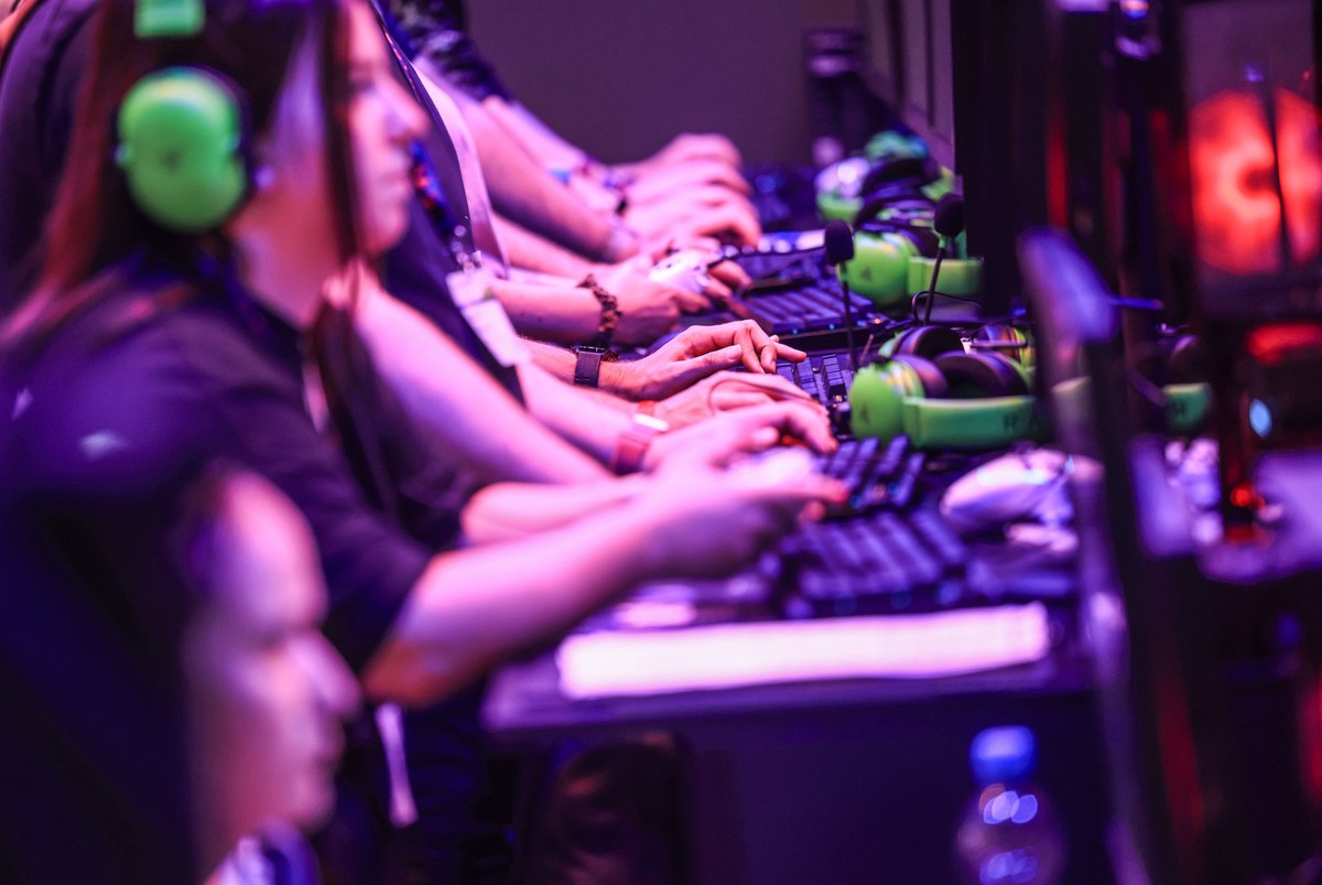 ARCHIV - 21.08.2024, Nordrhein-Westfalen, K�ln: Computerspieler sitzen vor Bildschirmen. (zu dpa: �Gamescom mit 335.000 Besuchern - Veranstalter sind zufrieden�) Foto: Oliver Berg/dpa +++ dpa-Bildfunk ...