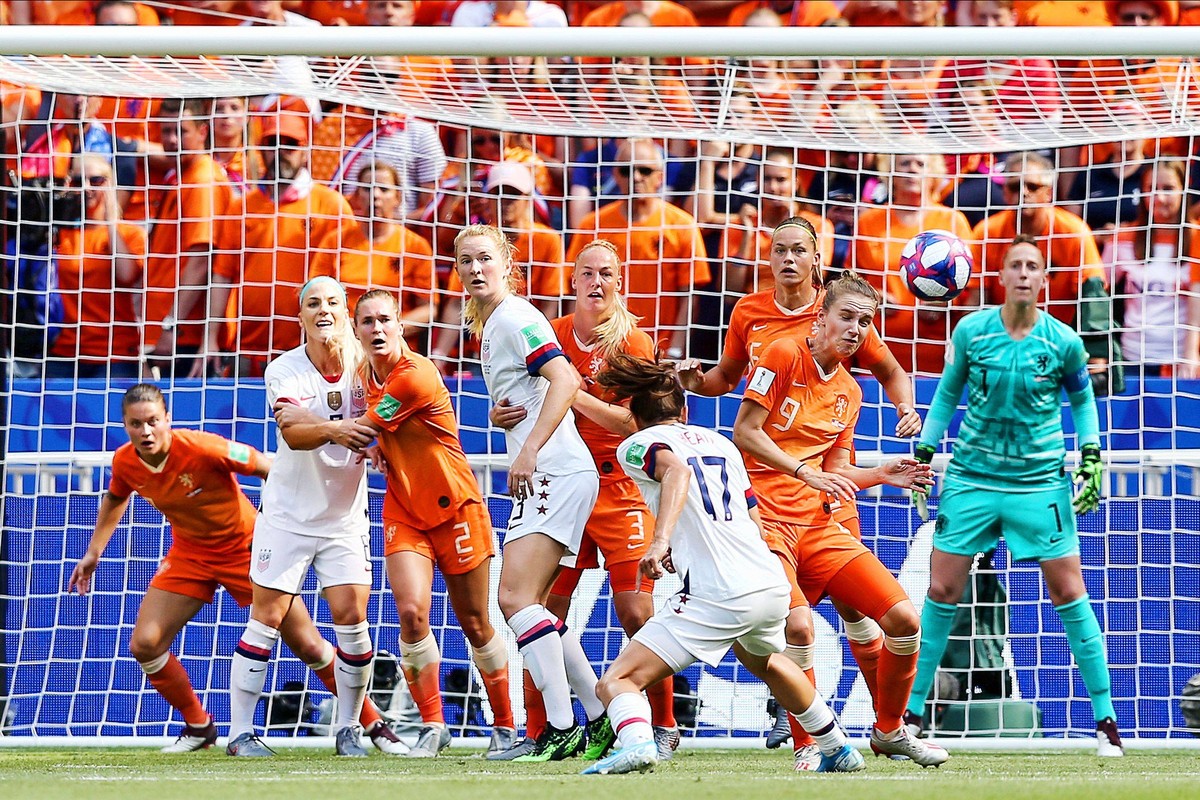 LYON, 07-07-2019 ,Groupama stadium, World Championship, WM, Weltmeisterschaft 2019 , USA - Netherlands (Women). Netherlands player Sherida Spitse (LL) with Netherlands player Desiree van Lunteren (L) ...