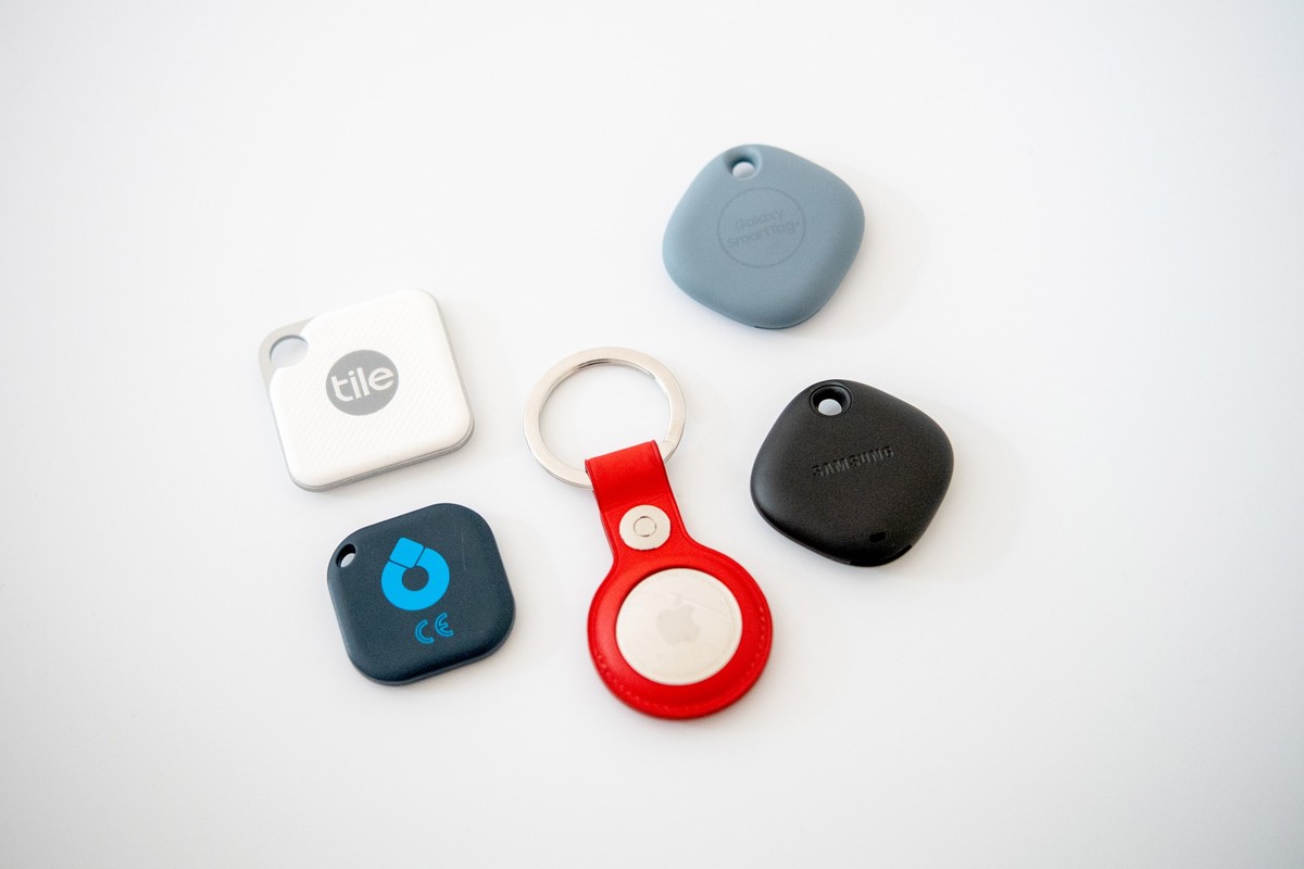 ILLUSTRATION - Ortung-Tracker sind kaum größer als eine Münze - hier: Modelle von Tile (o. l.), Musegear (u. l.), Apple (Mitte) oder Samsung (r.). Foto: Zacharie Scheurer/dpa-tmn - Honorarfrei nur für ...