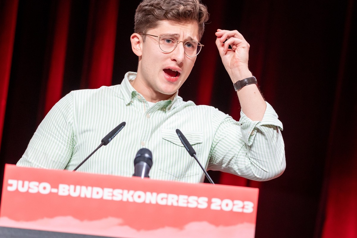 17.11.2023, Niedersachsen, Braunschweig: Philipp T�rmer, Kandidat Jusos-Bundesvorsitzender, h�lt beim Bundeskongress der Jungsozialisten (Jusos) seine Bewerbungsrede. Foto: Moritz Frankenberg/dpa +++  ...