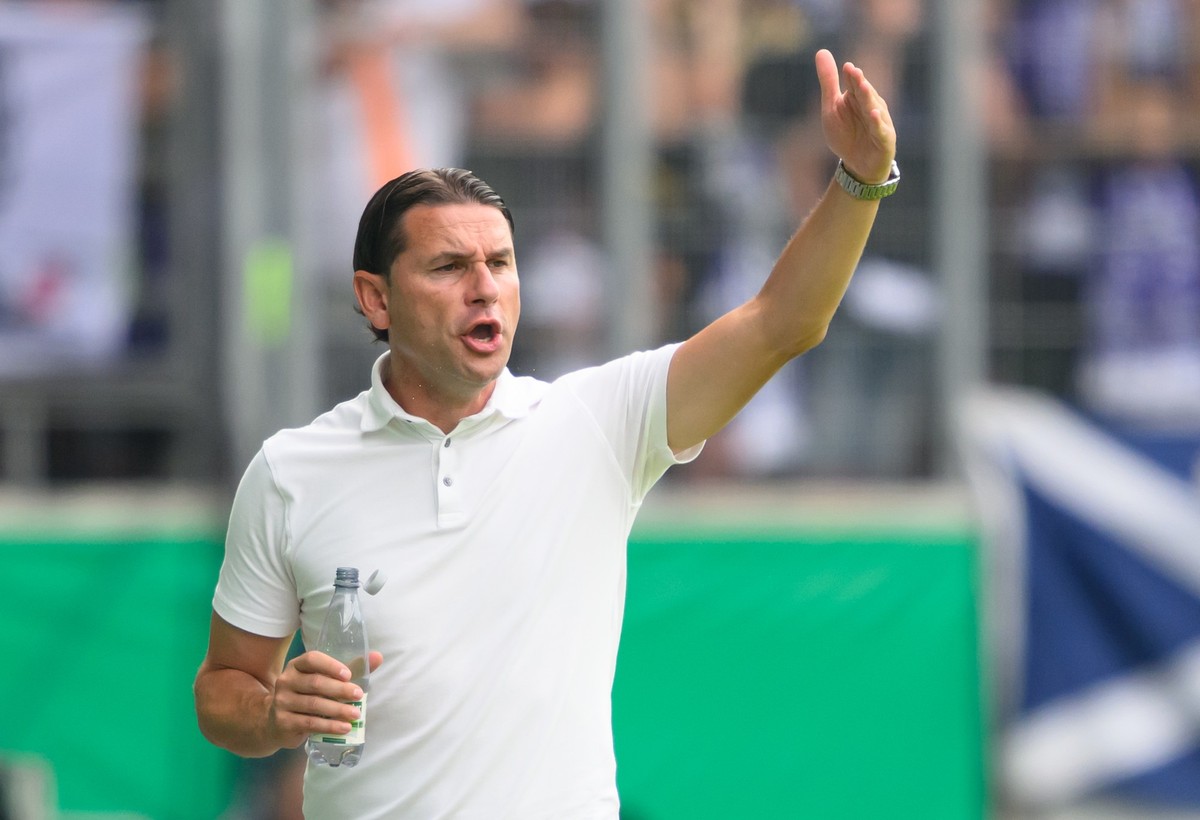 17.08.2024, Sachsen, Aue: Fu�ball: DFB-Pokal, FC Erzgebirge Aue - Borussia M�nchengladbach, 1. Runde, Erzgebirgsstadion, Gerardo Seoane, Trainer von M�nchengladbach, steht an der Seitenlinie. (zu dpa: ...