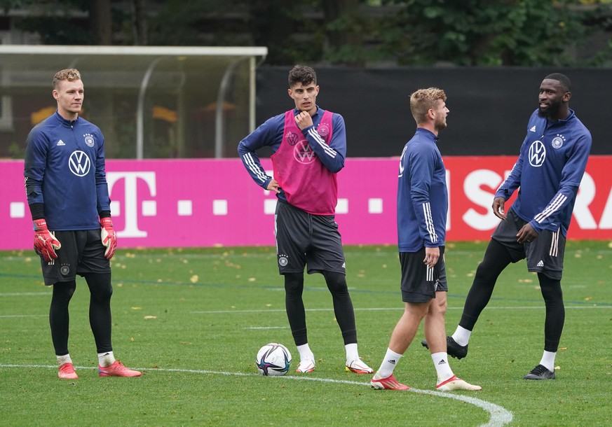 Fußball: Nationalmannschaft, Training vor dem WM-Qualifikationsspiel gegen Rumänien. Deutschlands Torhüter Bernd Leno, Kai Havertz, Timo Werner und Antonio Rüdiger (l-r) beim Training.