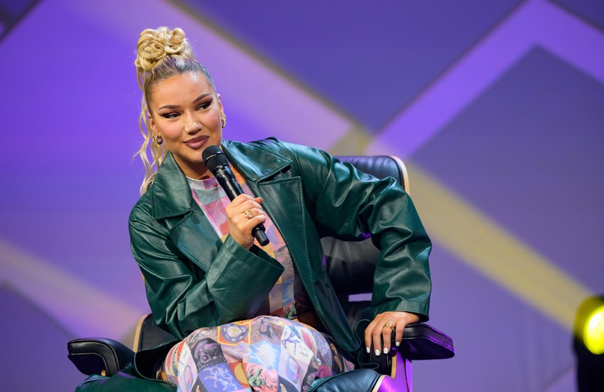 Rapperin Shirin David während eines Talks auf der Bühne. Das Digital-Festival OMR in Hamburg setzt auf eine Kombination aus Fachmesse, Workshops und Party.