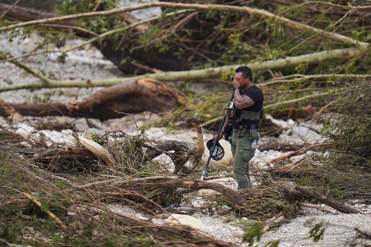 dpatopbilder - 05.07.2025, USA, Hunt: Ein Hilfssheriff hält inne, während er die Ufer des Guadalupe River in der Nähe von Camp Mystic durchkämmt, nachdem eine Sturzflut in Hunt, Texas, über das Gebiet ...