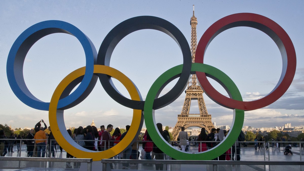 ARCHIV - 13.09.2017, Frankreich, Paris: Die Olympischen Ringe 2017 in Paris vor dem Eiffelturm. Im Juli und August finden die Sommerspiele 2024 in der franz