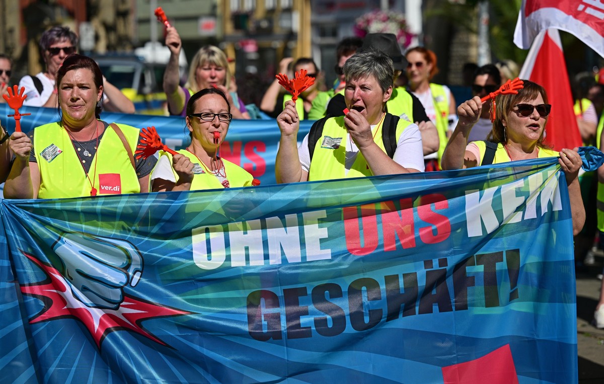 ARCHIV - 07.07.2023, Th�ringen, Erfurt: Mitarbeiterinnen aus dem Einzel- und Versandhandel in Th�ringen nehmen an einer Streikkundgebung und Demonstration teil. (Zu dpa &quot;Mehr leere Regale? Verdi  ...