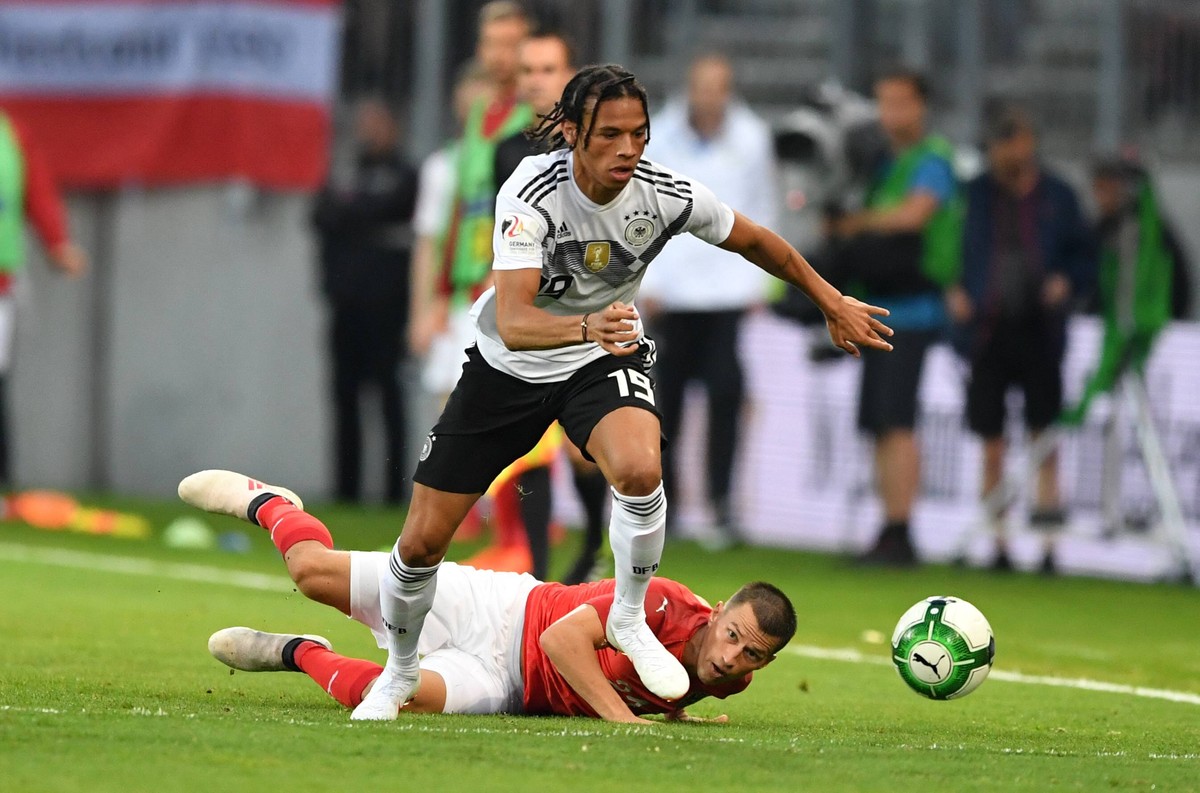 Die Seitenlinie runterflitzen kann Sané wie kein anderer. Doch bei Jogi Löw ist das nicht gefordert.
